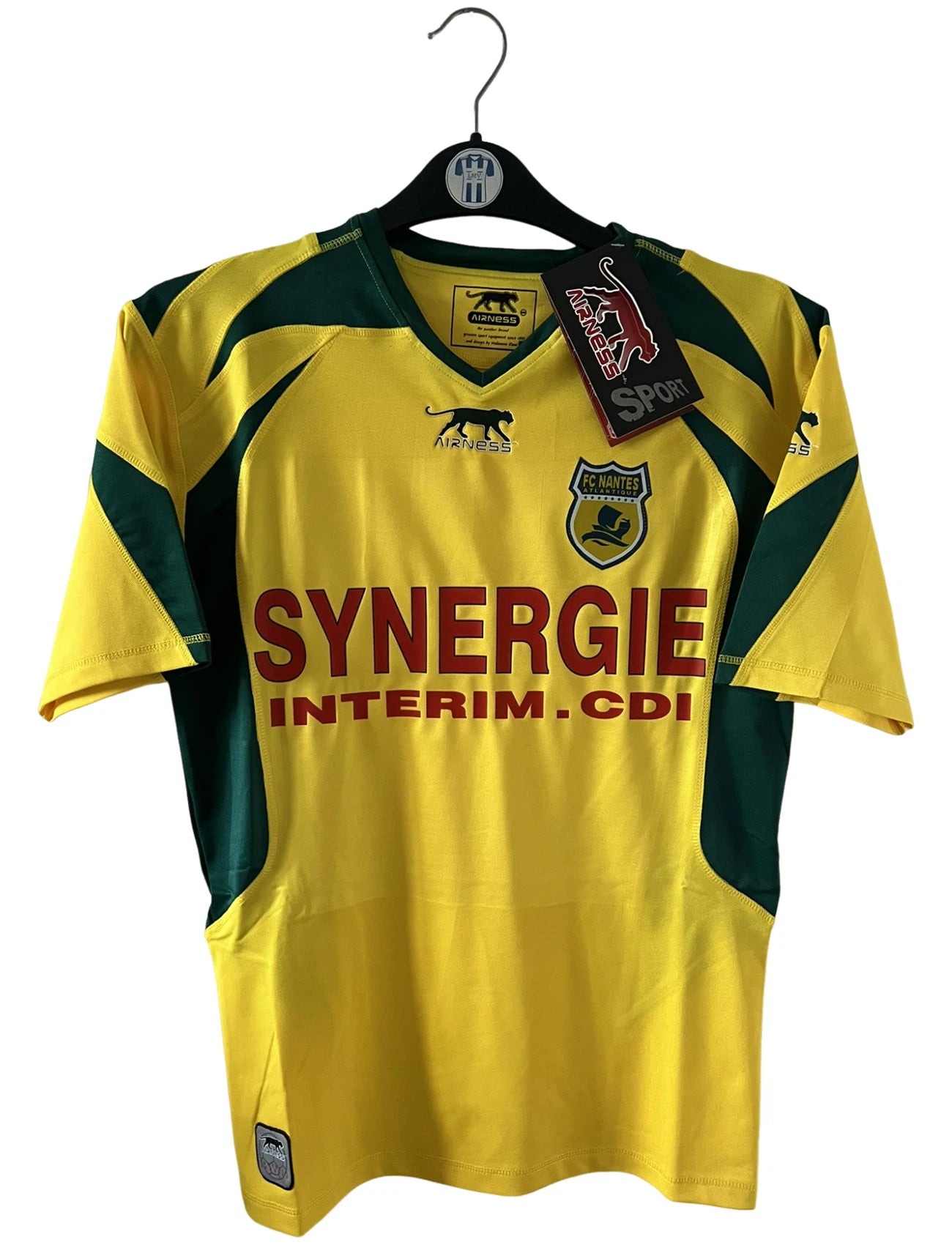 Maillot de foot vintage domicile jaune et vert du FC Nantes de la saison 2006/2007. On peut retrouver l'équipementier Airness et le sponsor Synergie. Il s'agit d'un maillot authentique d'époque.