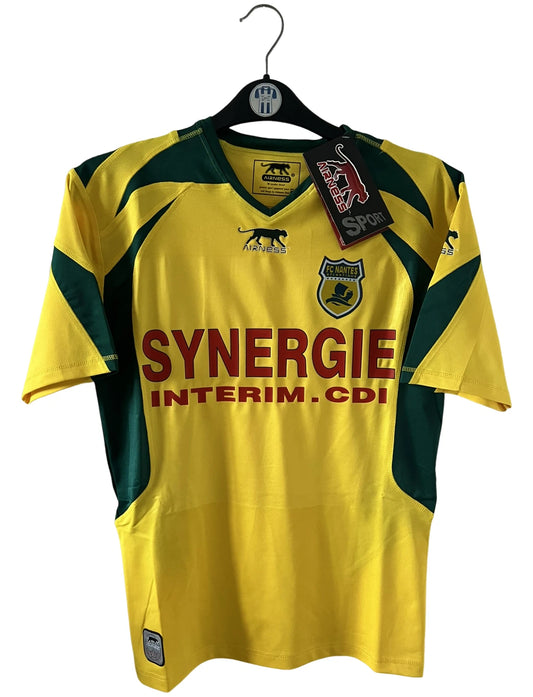 Maillot de foot vintage domicile jaune et vert du FC Nantes de la saison 2006/2007. On peut retrouver l'équipementier Airness et le sponsor Synergie. Il s'agit d'un maillot authentique d'époque.