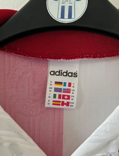 Maillot de foot vintage domicile rouge et blanc de Feyenoord de la saison 1996/1997. On peut retrouver l'équipementier Adidas et le sponsor Stad Rotterdam Verzekeringer. Il s'agit d'un maillot authentique d'époque.