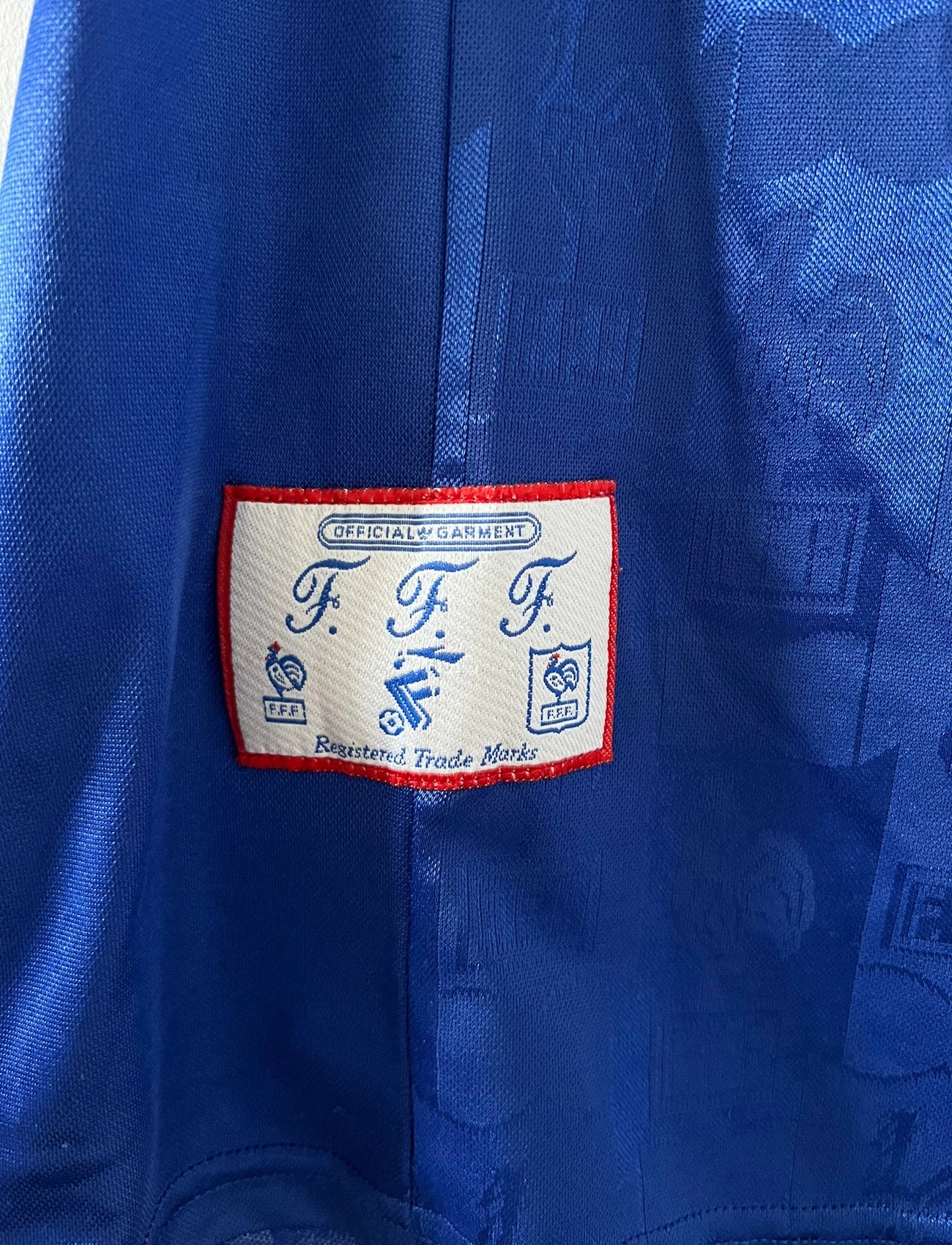 Maillot de foot vintage domicile bleu de l'Equipe de France 1996. On peut retrouver l'équipementier Adidas. Il s'agit d'un maillot authentique d'époque.