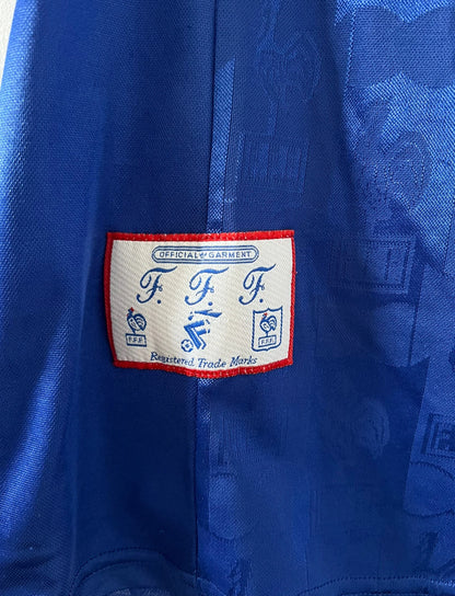 Maillot de foot vintage domicile bleu de l'Equipe de France 1996. On peut retrouver l'équipementier Adidas. Il s'agit d'un maillot authentique d'époque.