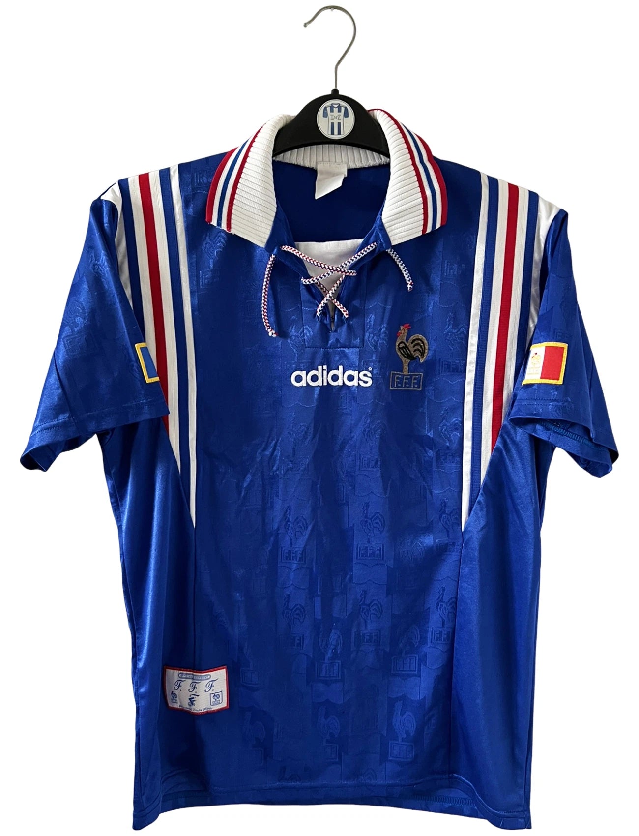 Maillot de foot vintage domicile bleu de l'Equipe de France 1996. On peut retrouver l'équipementier Adidas. Il s'agit d'un maillot authentique d'époque.