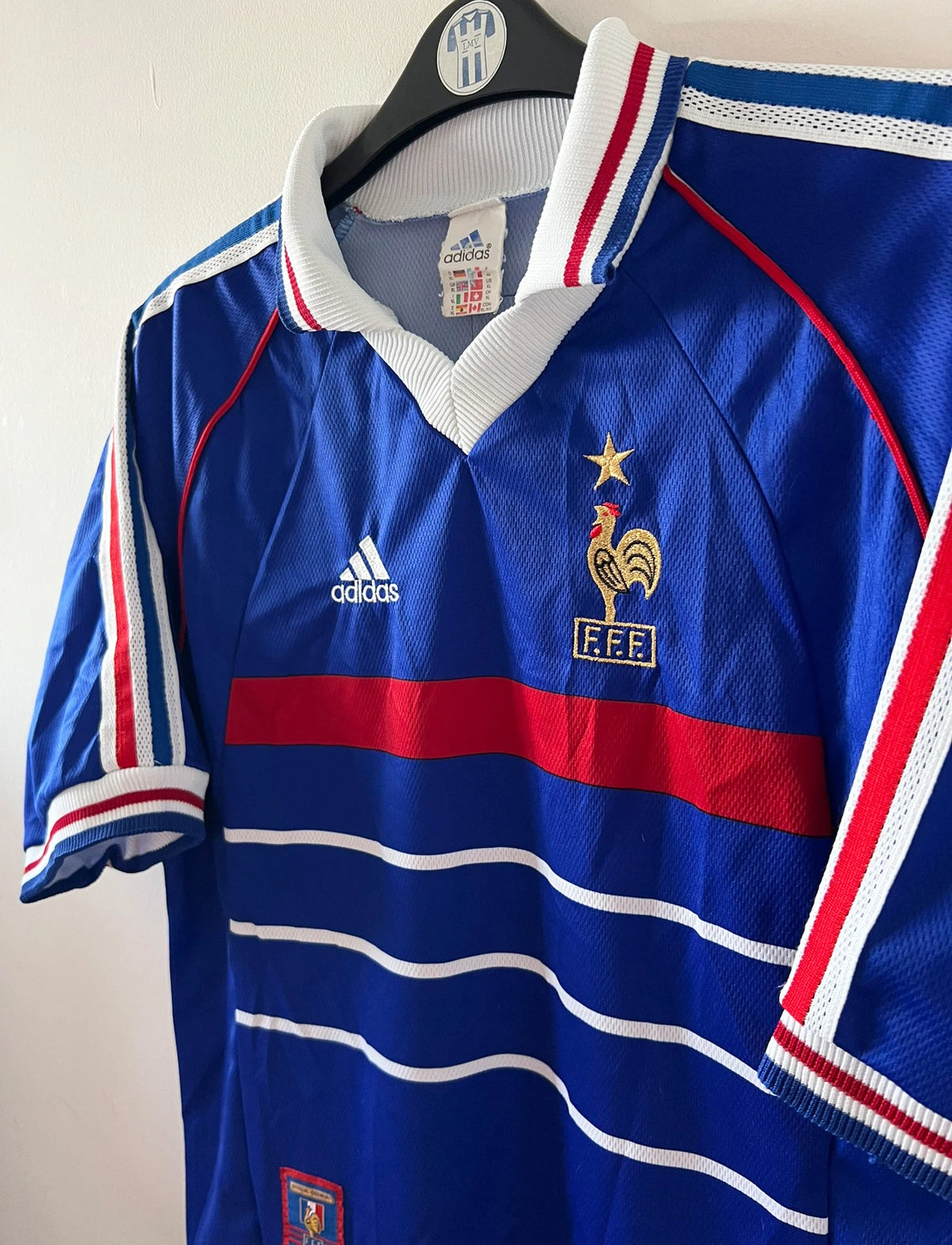 Maillot foot vintage domicile equipe de france 1998 bleu blanc et rouge. On peut retrouver l'équipementier adidas. Ils 'agit d'un maillot authentique d'époque.
