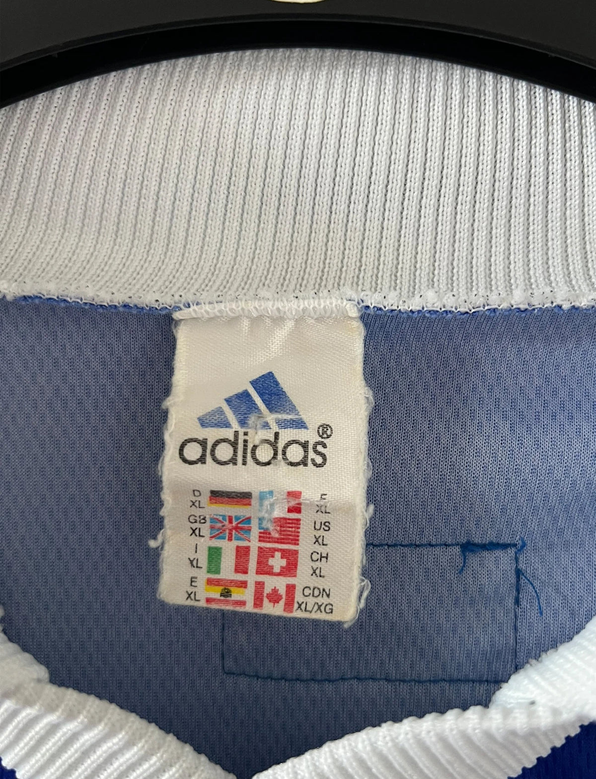 Maillot foot vintage domicile equipe de france 1998 bleu blanc et rouge. On peut retrouver l'équipementier adidas. Ils 'agit d'un maillot authentique d'époque.