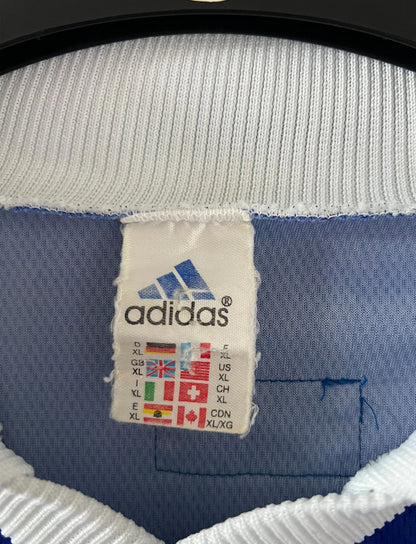 Maillot foot vintage domicile equipe de france 1998 bleu blanc et rouge. On peut retrouver l'équipementier adidas. Ils 'agit d'un maillot authentique d'époque.