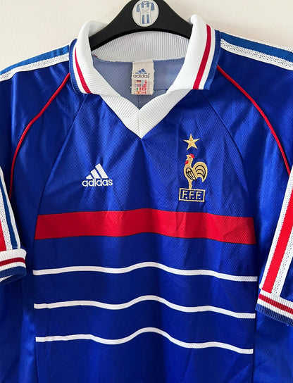 Maillot foot vintage domicile equipe de france 1998 bleu blanc et rouge. On peut retrouver l'équipementier adidas. Ils 'agit d'un maillot authentique d'époque.