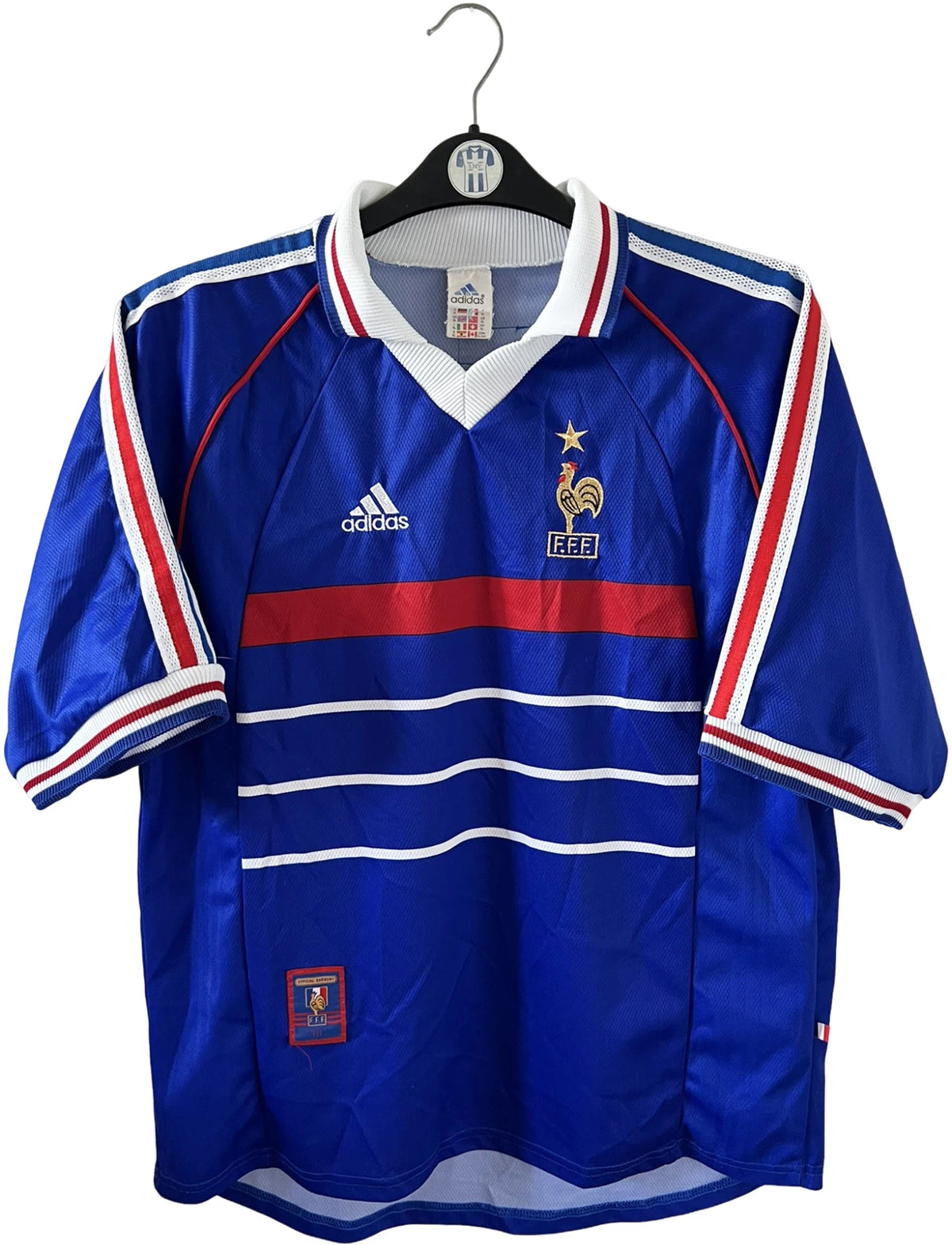Maillot foot vintage domicile equipe de france 1998 bleu blanc et rouge. On peut retrouver l'équipementier adidas. Ils 'agit d'un maillot authentique d'époque.