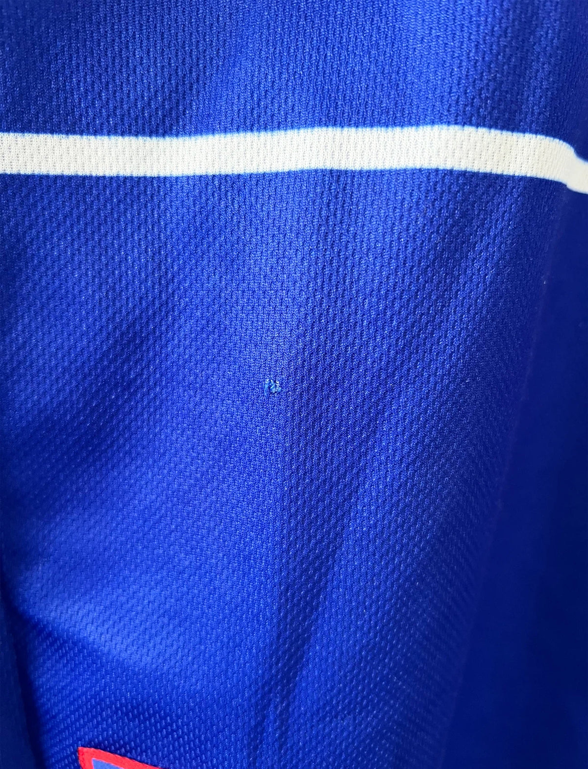 Maillot foot vintage domicile equipe de france 1998 bleu blanc et rouge. On peut retrouver l'équipementier adidas. Il s'agit d'un maillot authentique d'époque.