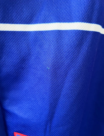 Maillot foot vintage domicile equipe de france 1998 bleu blanc et rouge. On peut retrouver l'équipementier adidas. Il s'agit d'un maillot authentique d'époque.