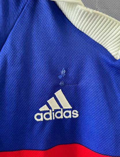 Maillot foot vintage domicile equipe de france 1998 bleu blanc et rouge. On peut retrouver l'équipementier adidas. Il s'agit d'un maillot authentique d'époque.