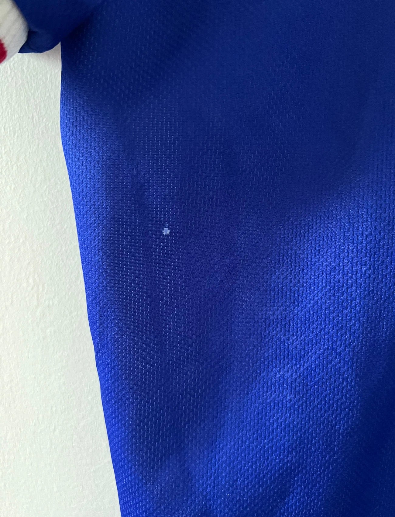 Maillot de foot vintage domicile bleu blanc et rouge de l'équipe de france 1998. On peut retrouver l'équipementier Adidas. Il s'agit d'un maillot authentique d'époque.