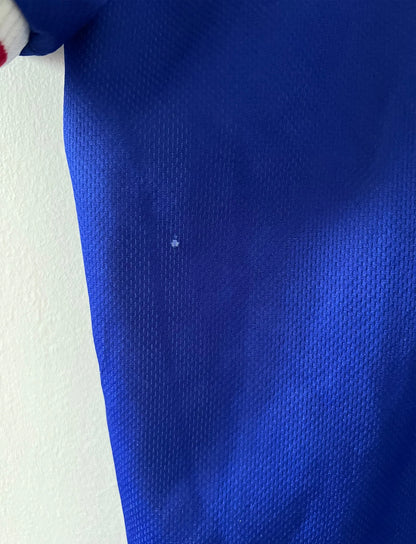 Maillot de foot vintage domicile bleu blanc et rouge de l'équipe de france 1998. On peut retrouver l'équipementier Adidas. Il s'agit d'un maillot authentique d'époque.