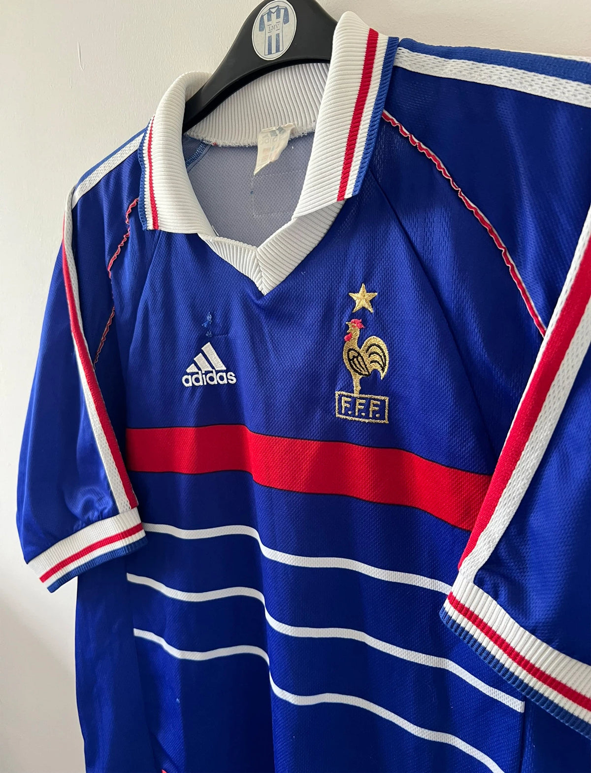 Maillot foot vintage domicile equipe de france 1998 bleu blanc et rouge. On peut retrouver l'équipementier adidas. Il s'agit d'un maillot authentique d'époque.