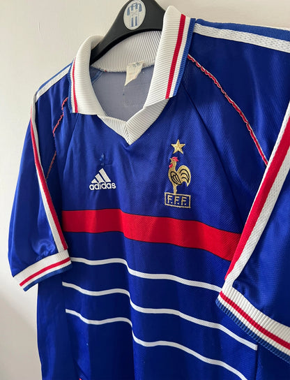 Maillot foot vintage domicile equipe de france 1998 bleu blanc et rouge. On peut retrouver l'équipementier adidas. Il s'agit d'un maillot authentique d'époque.