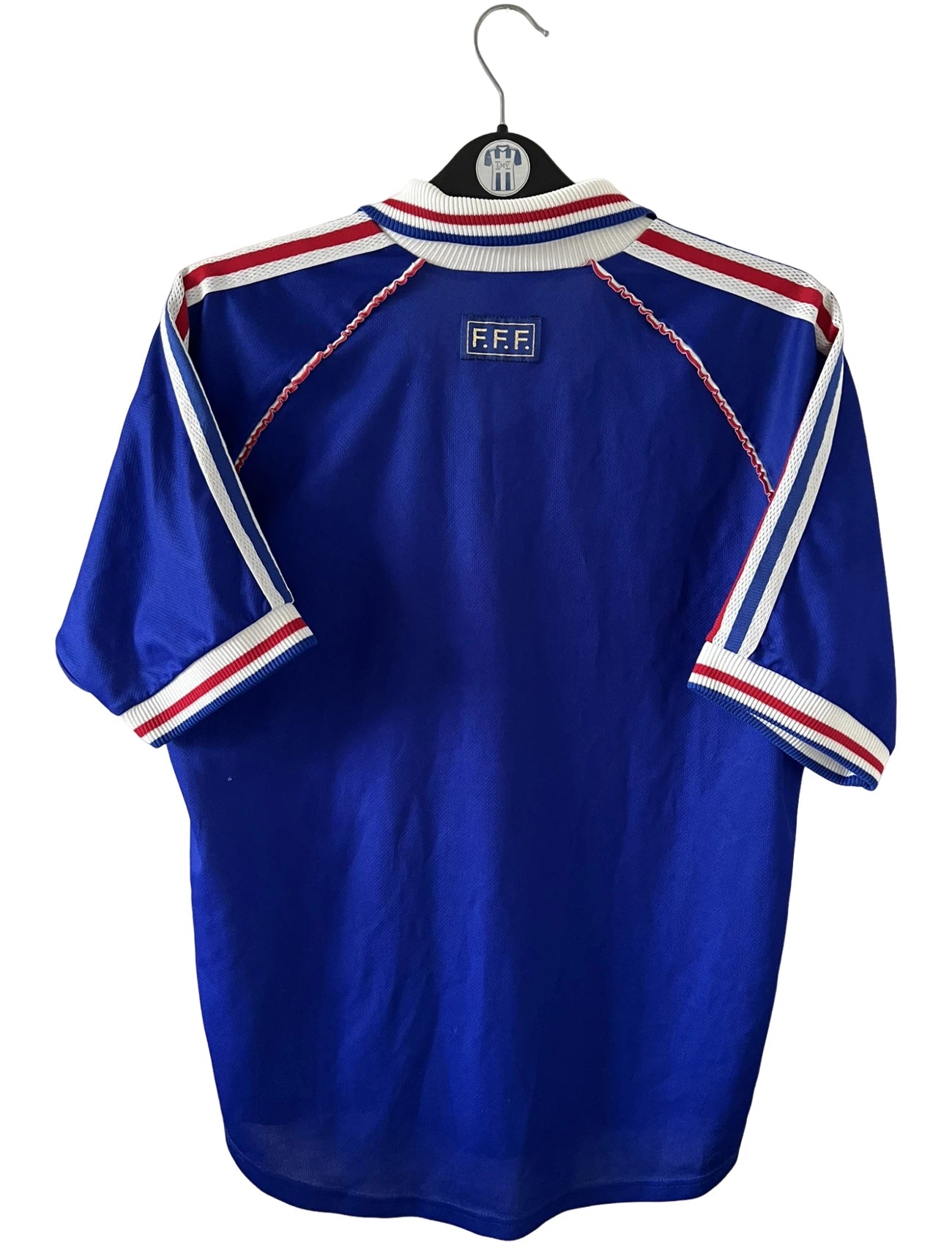 Maillot de foot vintage domicile bleu blanc et rouge de l'équipe de france 1998. On peut retrouver l'équipementier Adidas. Il s'agit d'un maillot authentique d'époque.