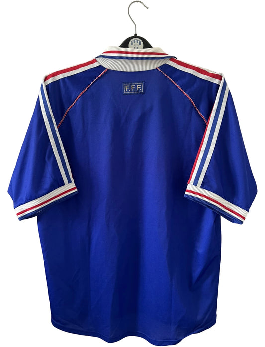 Maillot foot vintage domicile equipe de france 1998 bleu blanc et rouge. On peut retrouver l'équipementier adidas. Il s'agit d'un maillot authentique d'époque.