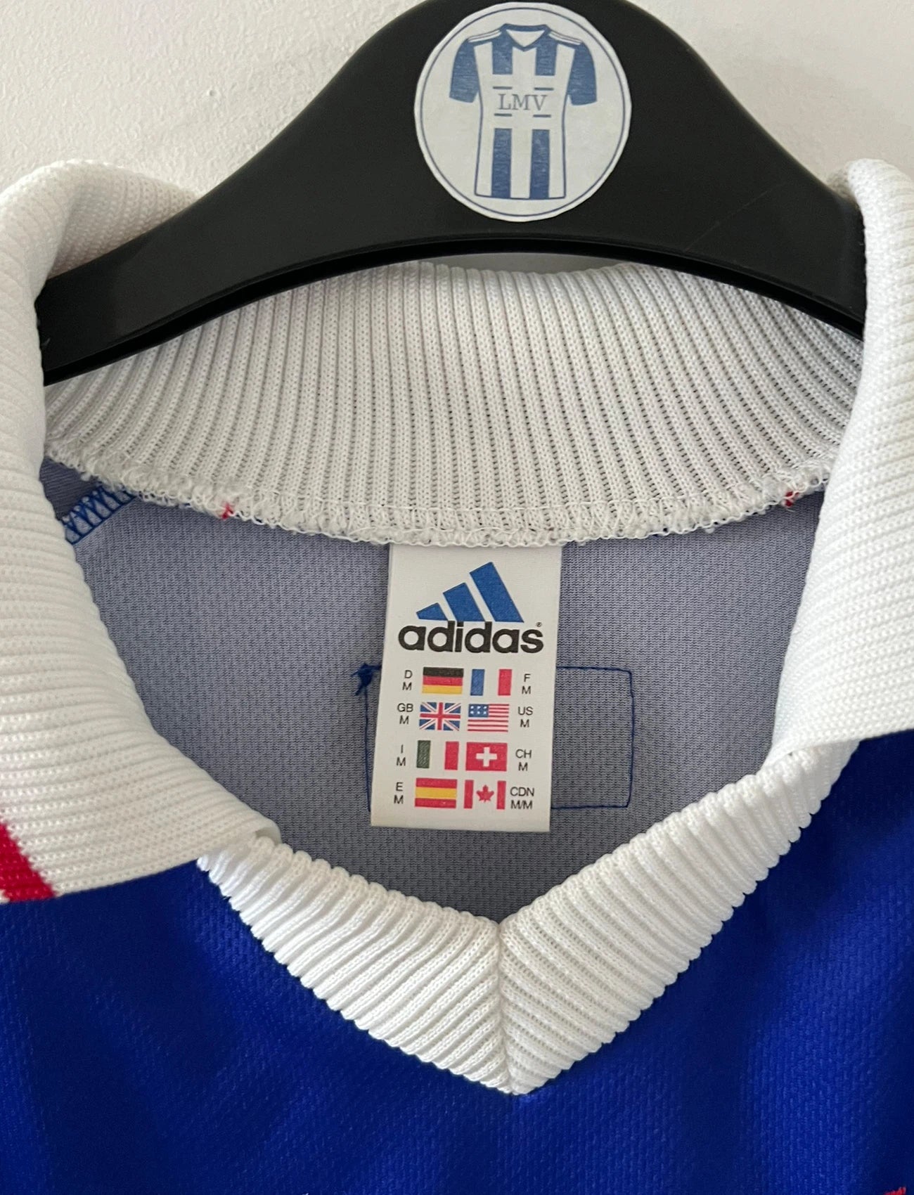 Maillot de foot vintage domicile bleu blanc et rouge de l'équipe de france 1998. On peut retrouver l'équipementier Adidas. Il s'agit d'un maillot authentique d'époque.