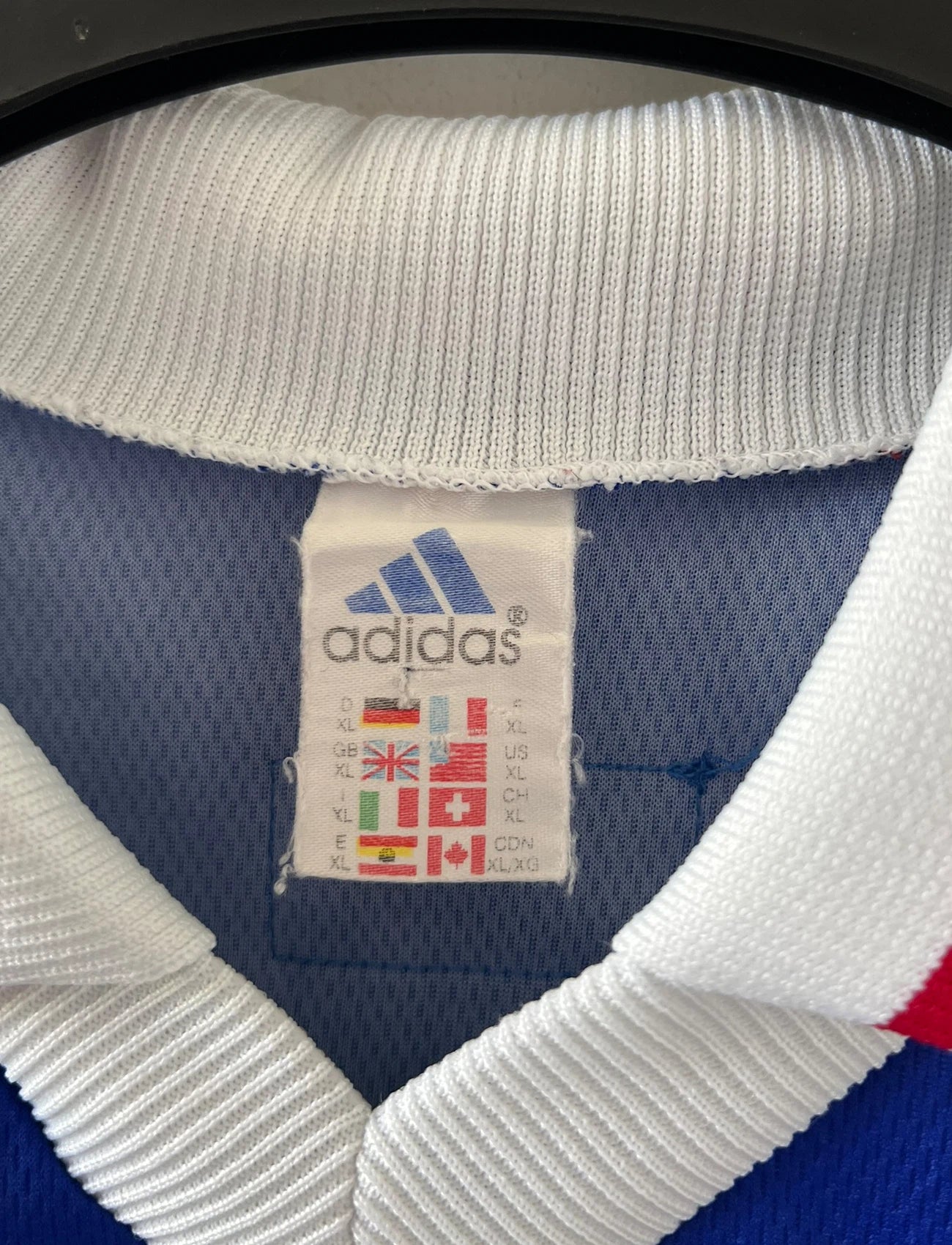 Maillot de foot vintage domicile bleu de l'équipe de france 1998. On peut retrouver l'équipementier Adidas. Le maillot est floqué du numéro 10 Zinedine Zidane. Il s'agit d'un maillot authentique d'époque.