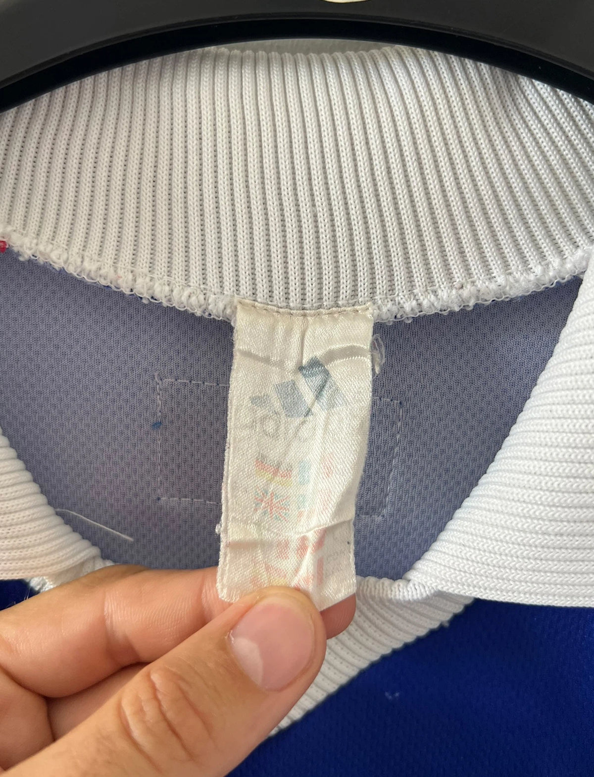 Maillot foot vintage domicile equipe de france 1998 bleu blanc et rouge. On peut retrouver l'équipementier adidas. Il s'agit d'un maillot authentique d'époque.