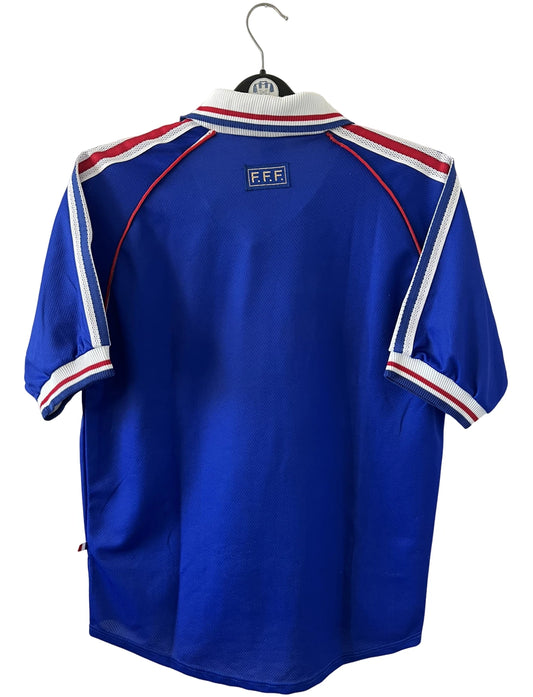 Maillot de foot vintage domicile bleu blanc et rouge de l'équipe de france 1998. On peut retrouver l'équipementier Adidas. Il s'agit d'un maillot authentique d'époque.