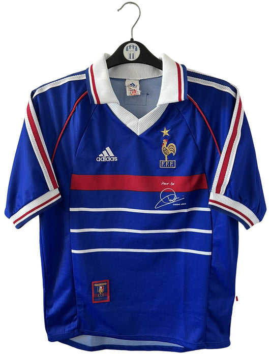 Maillot de foot vintage domicile bleu blanc et rouge de l'équipe de france 1998. On peut retrouver l'équipementier Adidas. Il s'agit d'un maillot authentique d'époque.