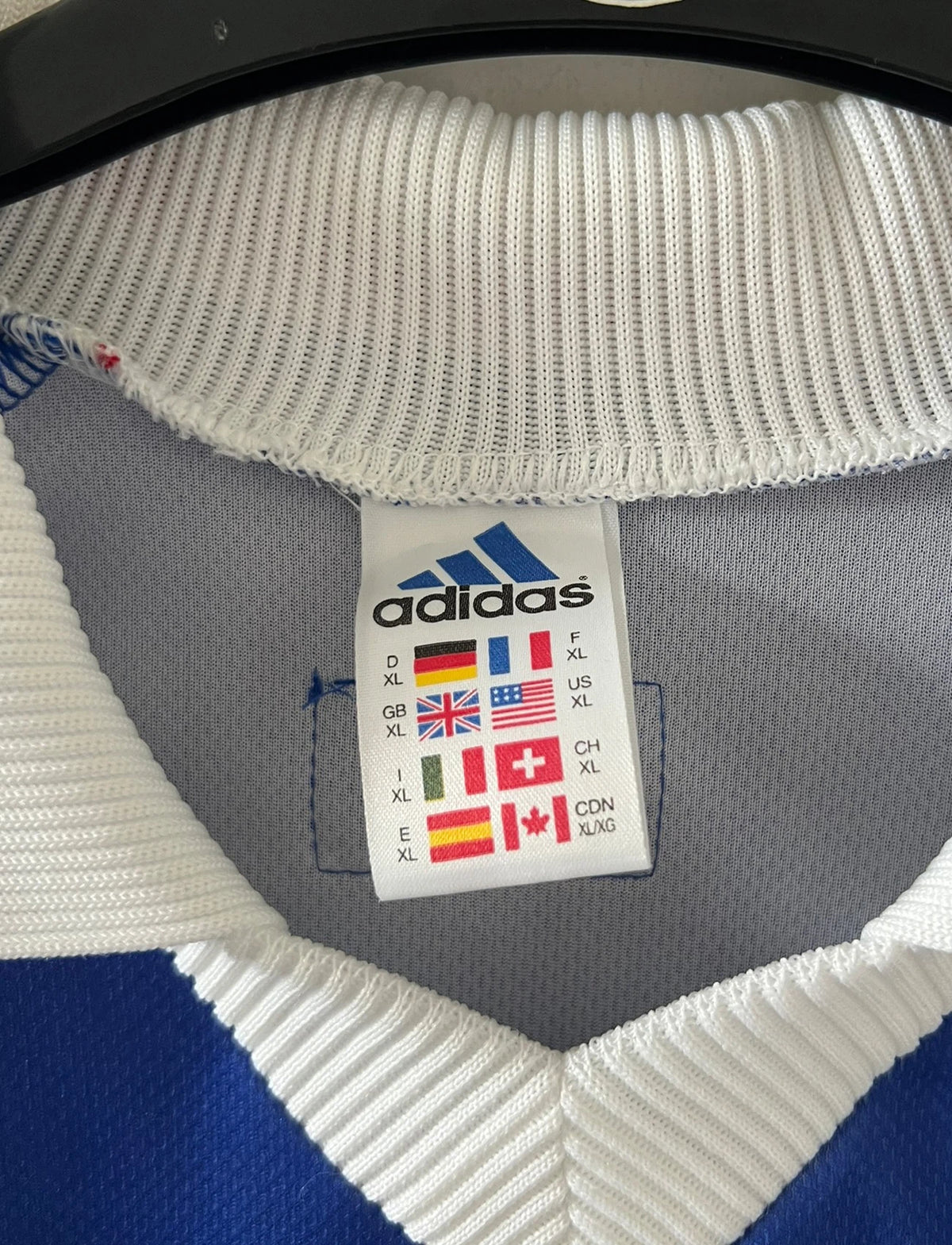 Maillot de foot vintage domicile bleu de l'Equipe de France 1998. On peut retrouver l'équipementier Adidas. Il s'agit d'un maillot authentique d'époque avec la signature "pour toi Fabien Barthez".
