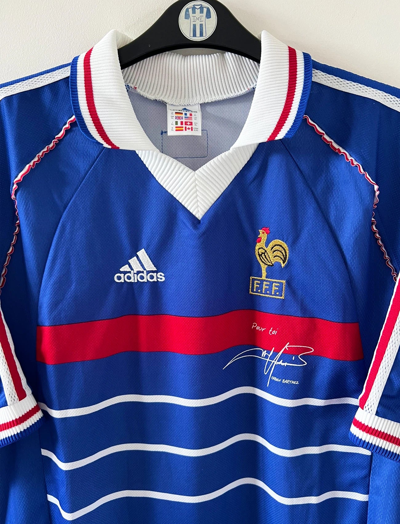 Maillot de foot vintage domicile bleu de l'Equipe de France 1998. On peut retrouver l'équipementier Adidas. Il s'agit d'un maillot authentique d'époque avec la signature "pour toi Fabien Barthez".