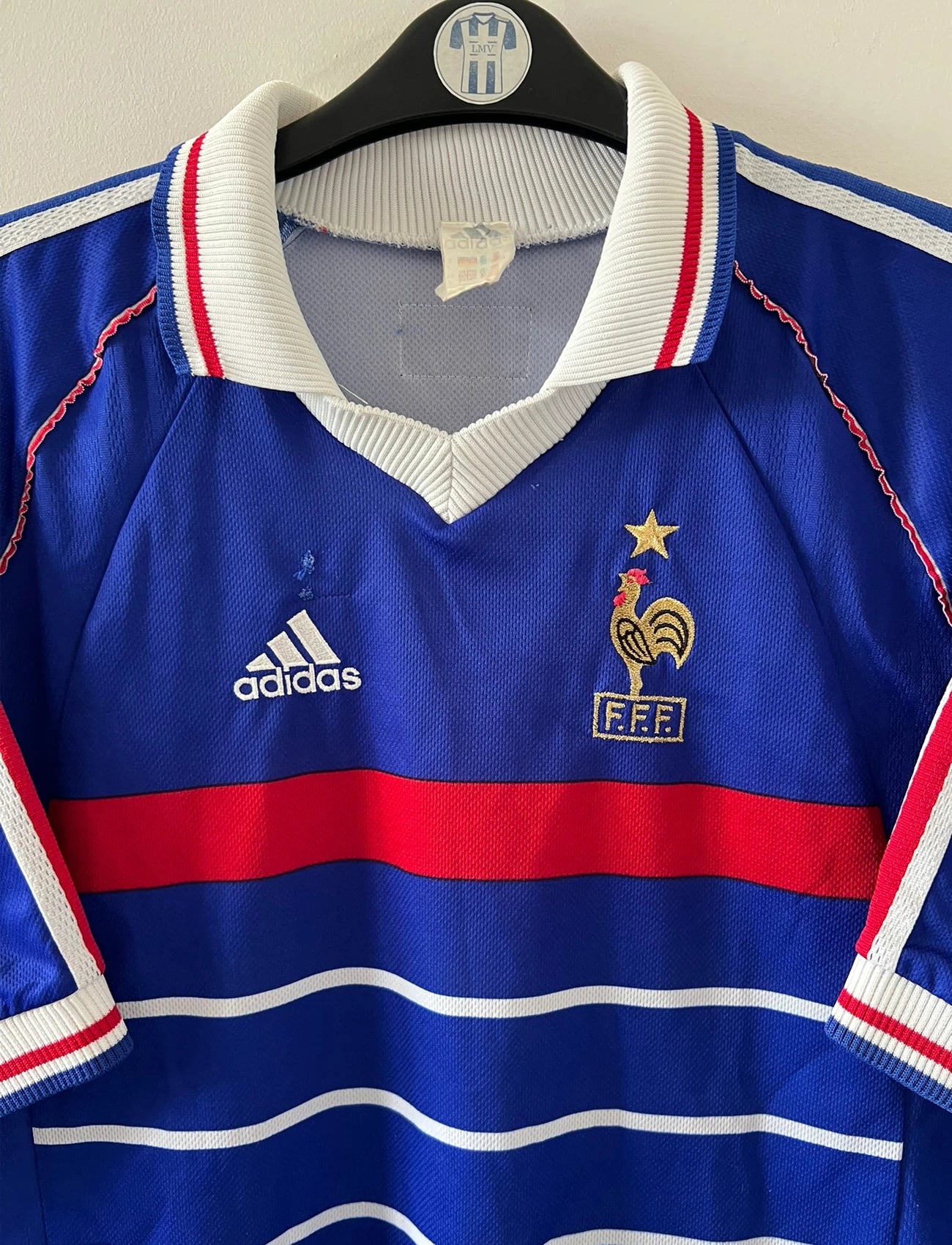 Maillot foot vintage domicile equipe de france 1998 bleu blanc et rouge. On peut retrouver l'équipementier adidas. Il s'agit d'un maillot authentique d'époque.