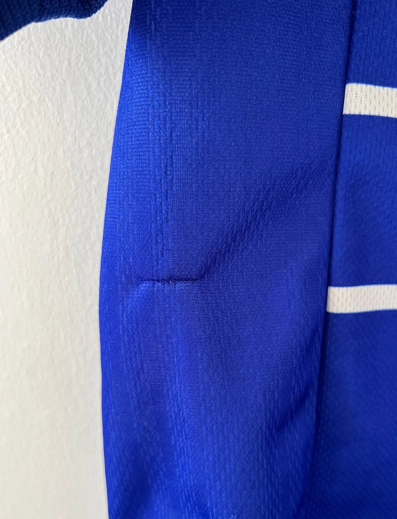 Maillot de foot vintage domicile bleu de l'équipe de France 1998. On peut retrouver l'équipementier Adidas. Il s'agit d'un maillot authentique d'époque.