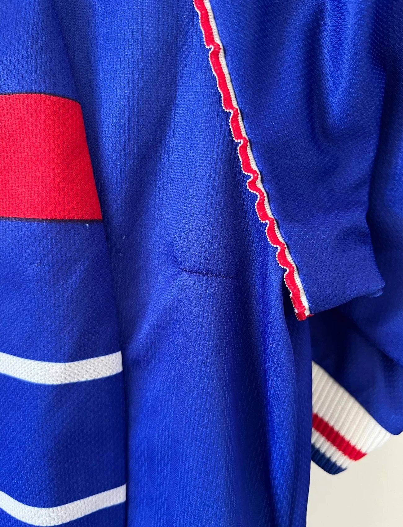 Maillot de foot vintage domicile bleu de l'équipe de France 1998. On peut retrouver l'équipementier Adidas. Il s'agit d'un maillot authentique d'époque.