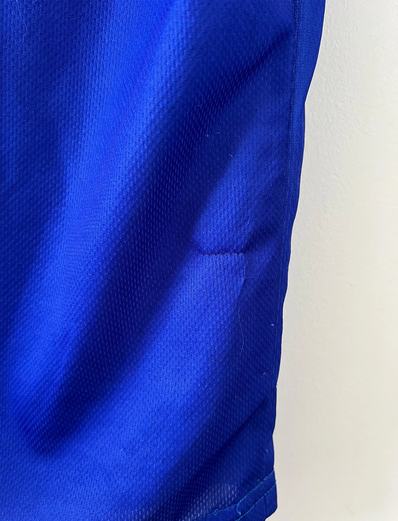 Maillot de foot vintage domicile bleu de l'équipe de France 1998. On peut retrouver l'équipementier Adidas. Il s'agit d'un maillot authentique d'époque.