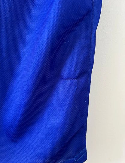 Maillot de foot vintage domicile bleu de l'équipe de France 1998. On peut retrouver l'équipementier Adidas. Il s'agit d'un maillot authentique d'époque.