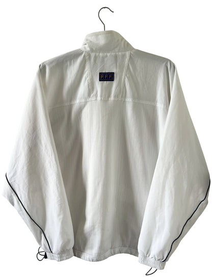 Veste de foot vintage blanche de l'Equipe de France 1998. On peut retrouver l'équipementier Adidas. Il s'agit d'un maillot authentique d'époque.