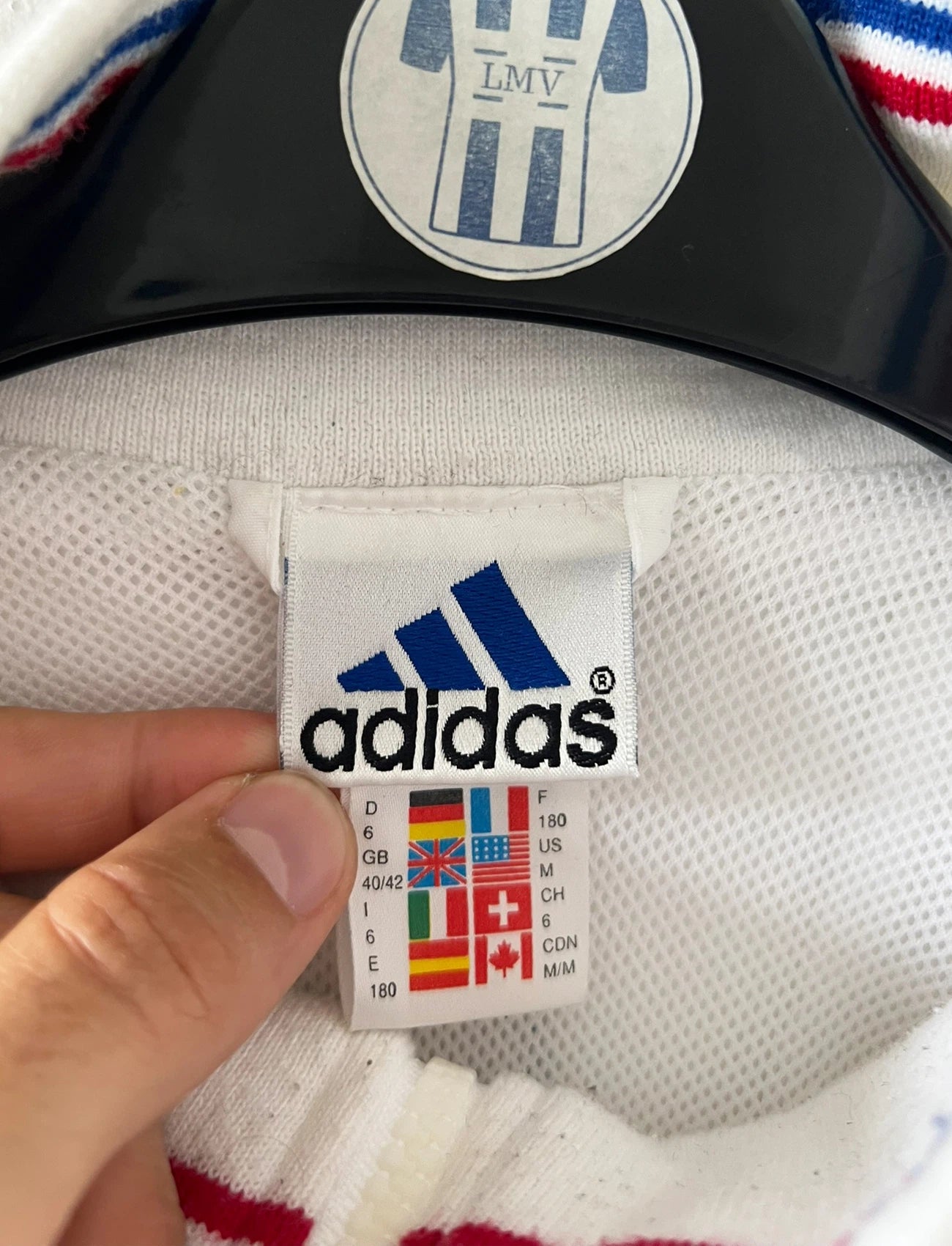 Veste de foot vintage blanche de l'Equipe de France 1998. On peut retrouver l'équipementier Adidas. Il s'agit d'un maillot authentique d'époque.