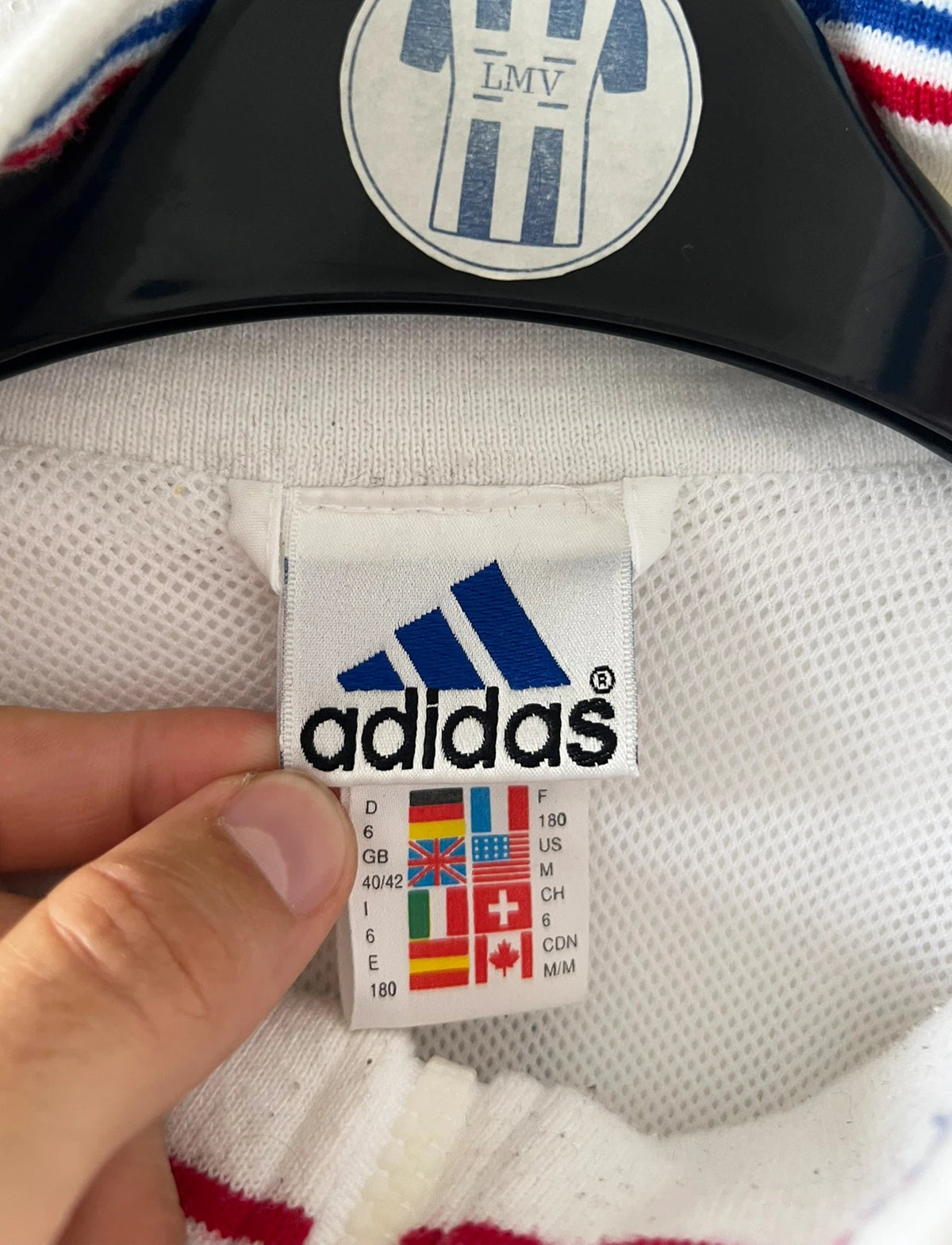Veste de foot vintage blanche de l'Equipe de France 1998. On peut retrouver l'équipementier Adidas. Il s'agit d'un maillot authentique d'époque.