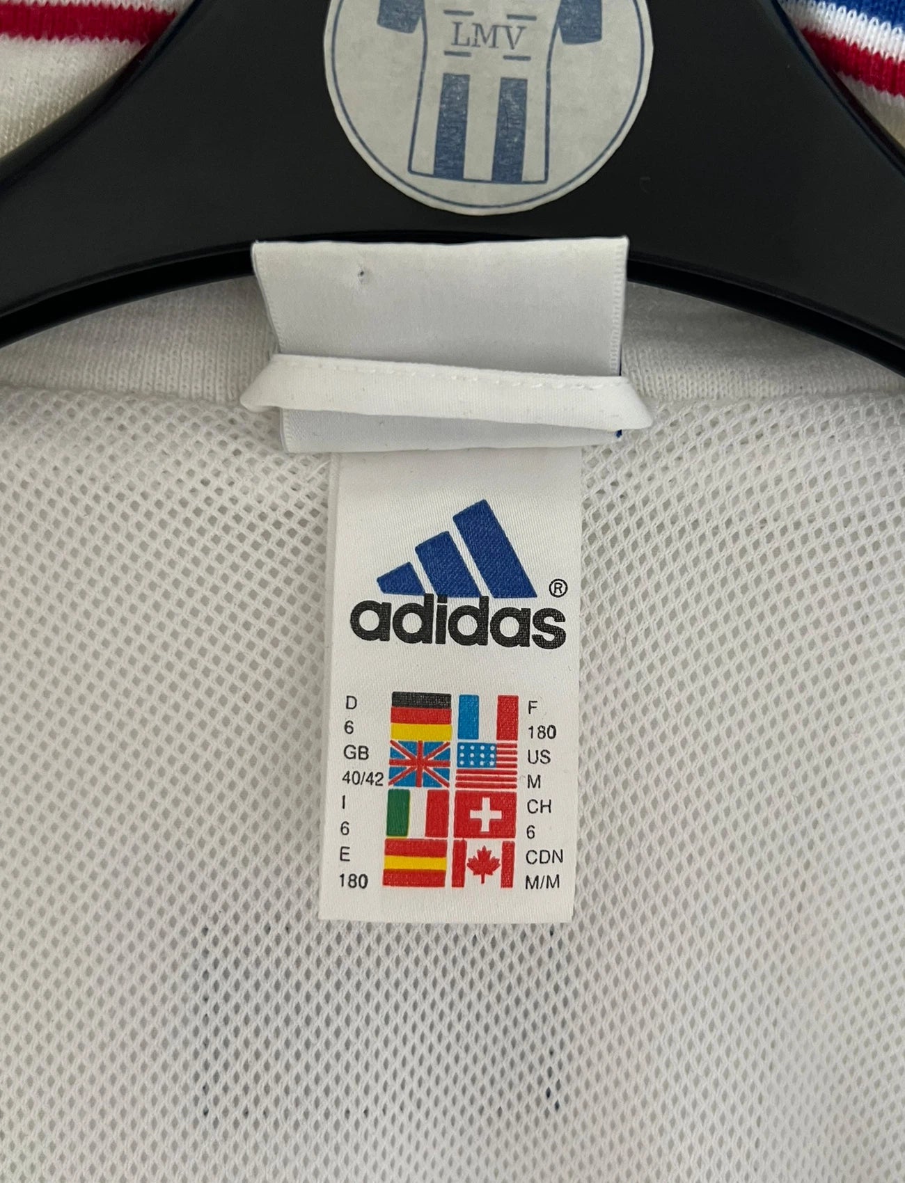 Veste de foot vintage blanche de l'Equipe de France 1998. On peut retrouver l'équipementier Adidas. Il s'agit d'un maillot authentique d'époque.