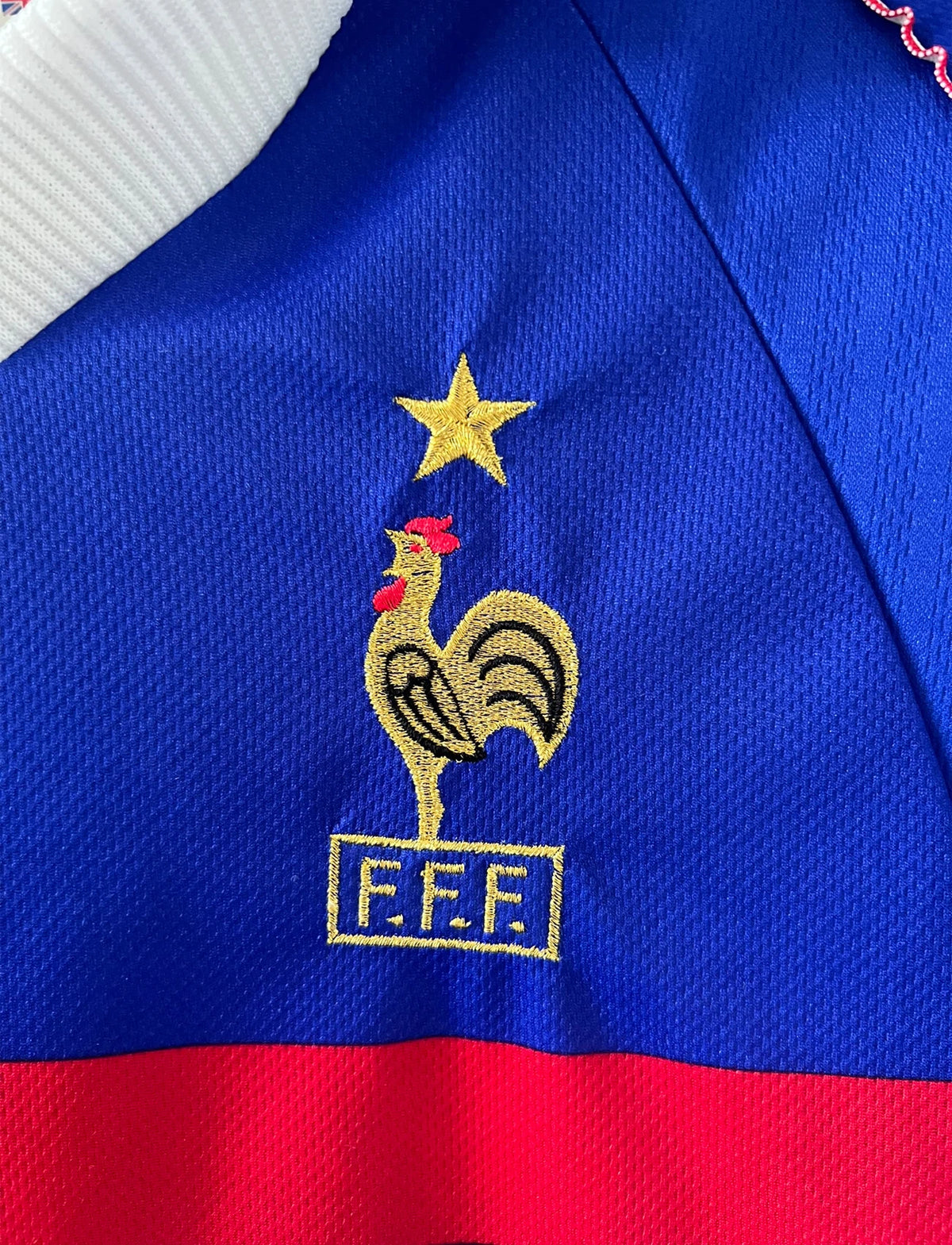 Maillot foot vintage domicile equipe de france 1998 bleu blanc et rouge. On peut retrouver l'équipementier adidas. Le maillot est floqué du numéro 10 Zinedine Zidane. Il s'agit d'un maillot authentique d'époque vendu avec son short d'époque.