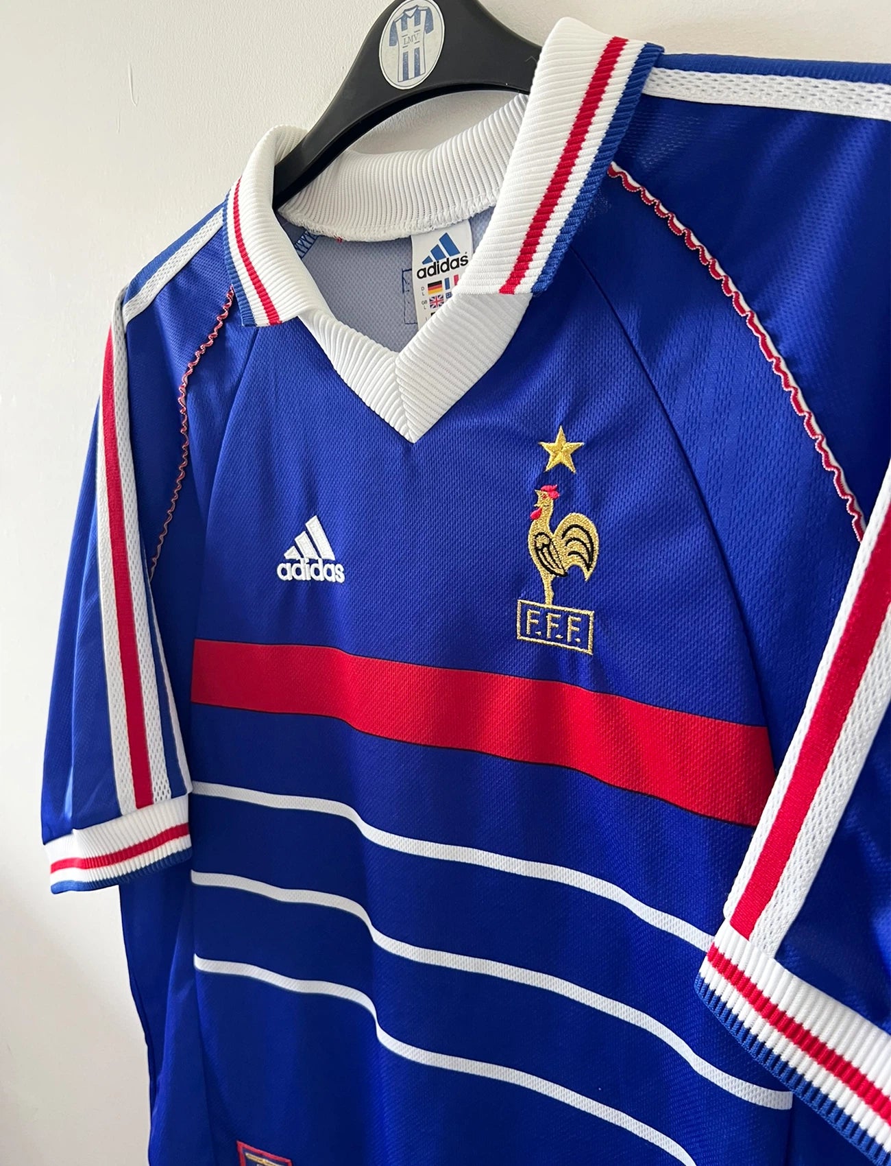 Maillot foot vintage domicile equipe de france 1998 bleu blanc et rouge. On peut retrouver l'équipementier adidas. Le maillot est floqué du numéro 10 Zinedine Zidane. Il s'agit d'un maillot authentique d'époque vendu avec son short d'époque.
