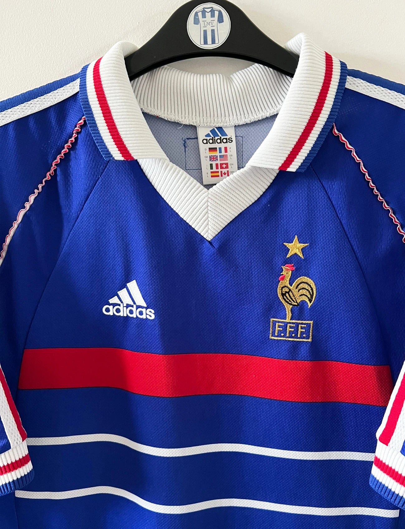 Maillot foot vintage domicile equipe de france 1998 bleu blanc et rouge. On peut retrouver l'équipementier adidas. Ils 'agit d'un maillot authentique d'époque floqué Zinedine Zidane