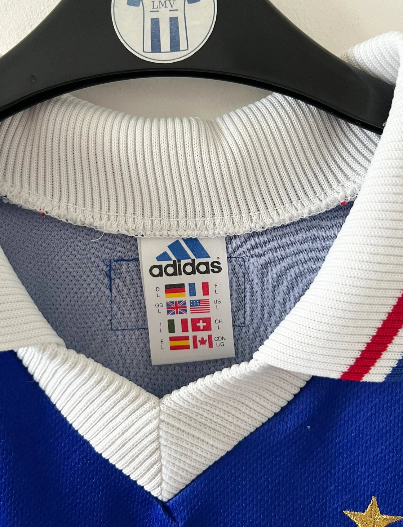 Maillot foot vintage domicile equipe de france 1998 bleu blanc et rouge. On peut retrouver l'équipementier adidas. Ils 'agit d'un maillot authentique d'époque floqué Zinedine Zidane