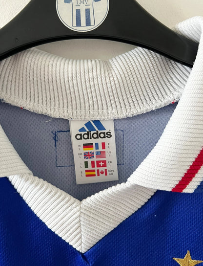 Maillot foot vintage domicile equipe de france 1998 bleu blanc et rouge. On peut retrouver l'équipementier adidas. Ils 'agit d'un maillot authentique d'époque floqué Zinedine Zidane