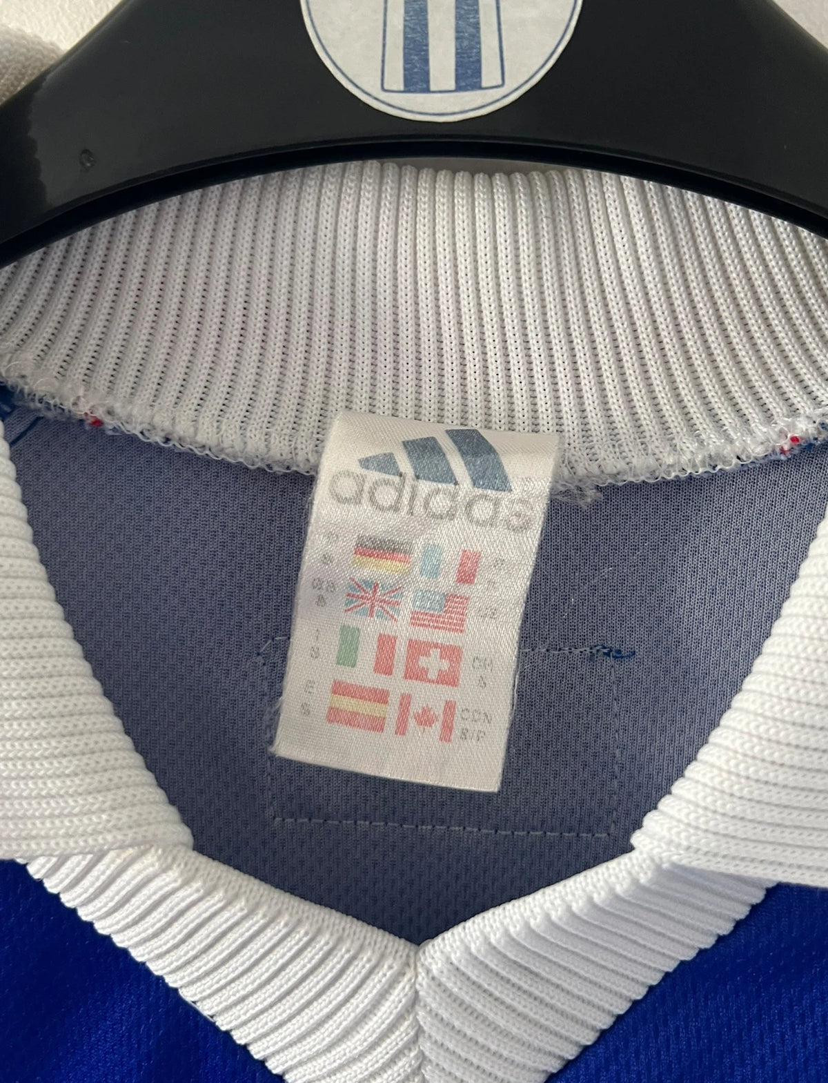Maillot foot vintage domicile equipe de france 1998 bleu blanc et rouge. On peut retrouver l'équipementier adidas. Le maillot est floqué du numéro 10 Zinedine Zidane. Il s'agit d'un maillot authentique d'époque avec la signature de Zidane en sérigraphié.