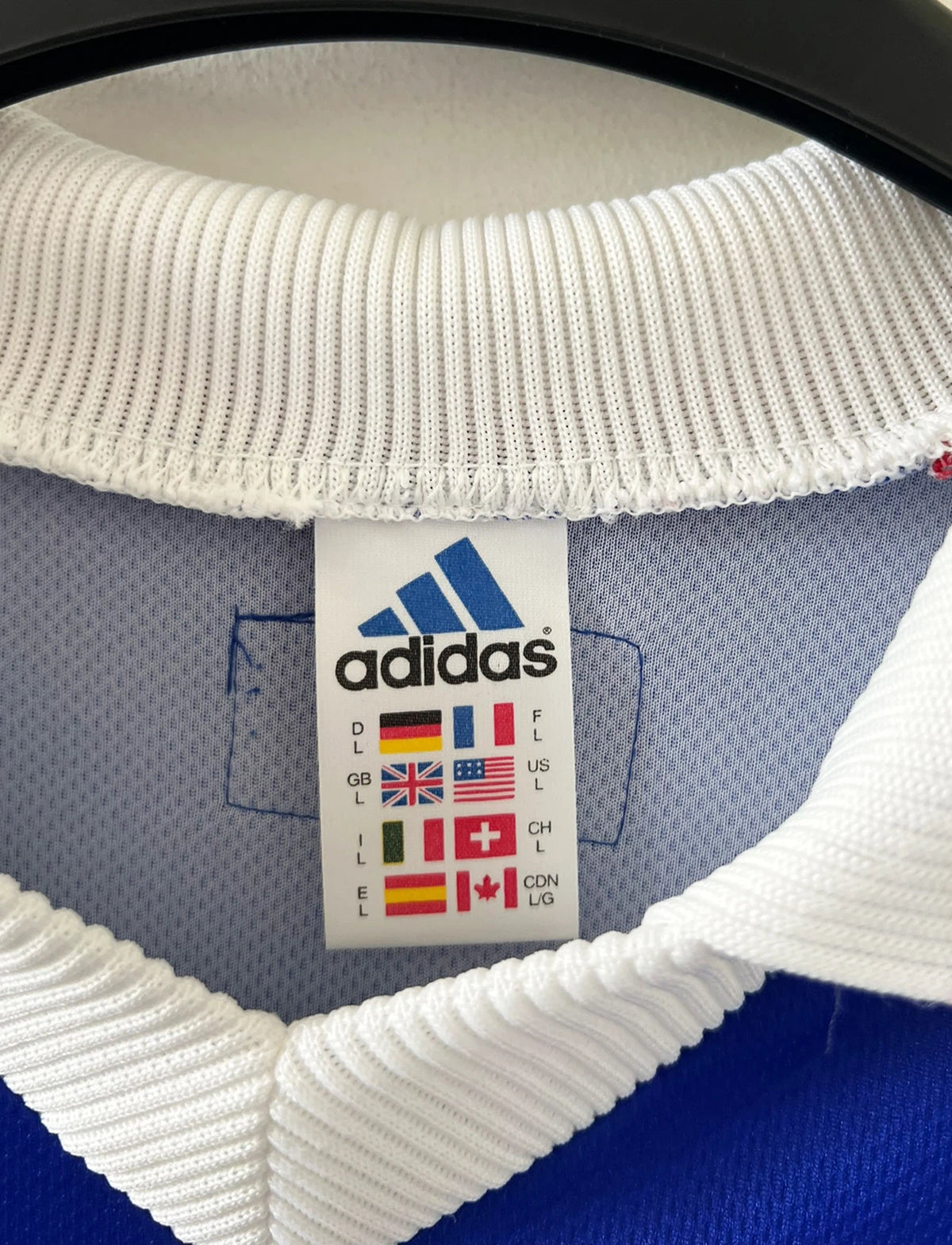 Maillot foot vintage domicile equipe de france 1998 bleu blanc et rouge. On peut retrouver l'équipementier adidas. Le maillot est floqué du numéro 10 Zinedine Zidane. Il s'agit d'un maillot authentique d'époque vendu avec son short d'époque.