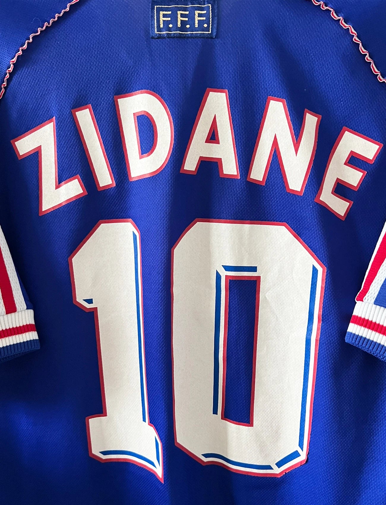 Maillot foot vintage domicile equipe de france 1998 bleu blanc et rouge. On peut retrouver l'équipementier adidas. Ils 'agit d'un maillot authentique d'époque floqué Zinedine Zidane
