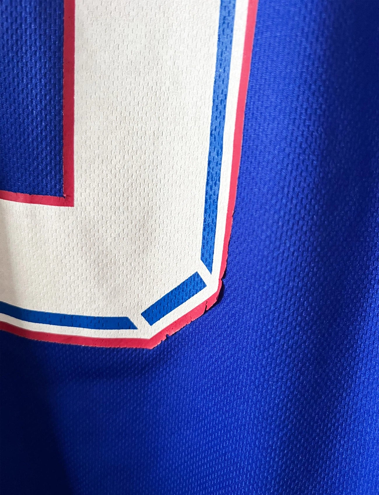 Maillot foot vintage domicile equipe de france 1998 bleu blanc et rouge. On peut retrouver l'équipementier adidas. Ils 'agit d'un maillot authentique d'époque floqué Zinedine Zidane