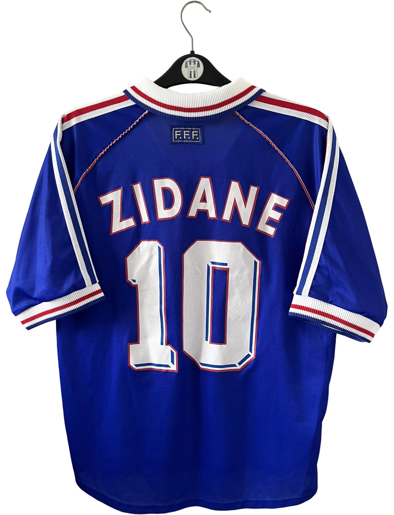 Maillot foot vintage domicile equipe de france 1998 bleu blanc et rouge. On peut retrouver l'équipementier adidas. Le maillot est floqué du numéro 10 Zinedine Zidane. Il s'agit d'un maillot authentique d'époque vendu avec son short d'époque.