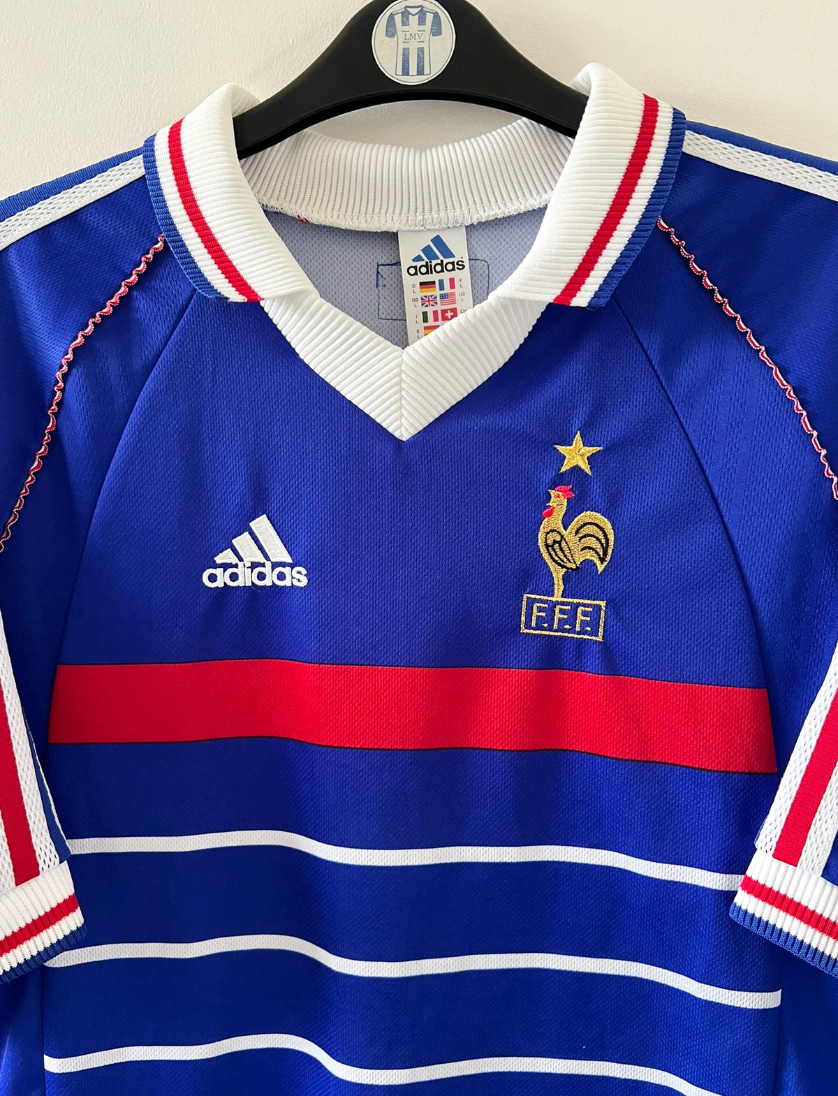 Maillot foot vintage domicile equipe de france 1998 bleu blanc et rouge. On peut retrouver l'équipementier adidas. Le maillot est floqué du numéro 10 Zinedine Zidane. Il s'agit d'un maillot authentique d'époque vendu avec son short d'époque.