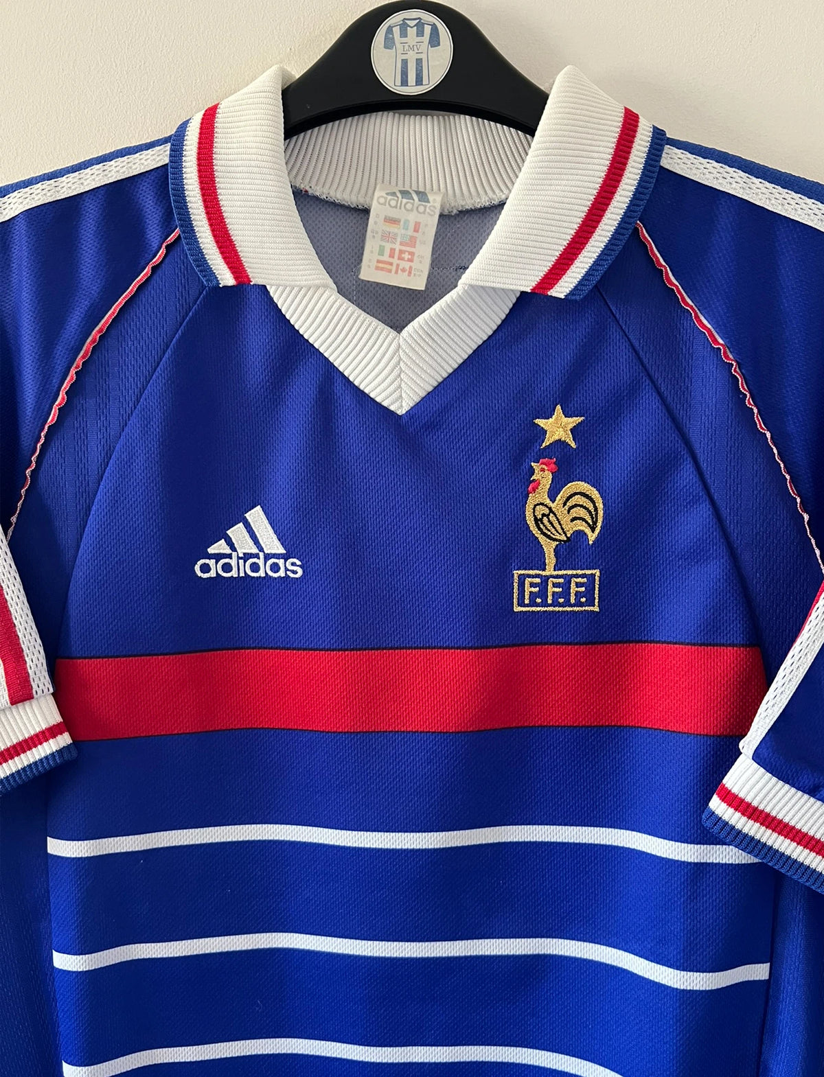 Maillot foot vintage domicile equipe de france 1998 bleu blanc et rouge. On peut retrouver l'équipementier adidas. Le maillot est floqué du numéro 10 Zinedine Zidane. Il s'agit d'un maillot authentique d'époque avec la signature de Zidane en sérigraphié.