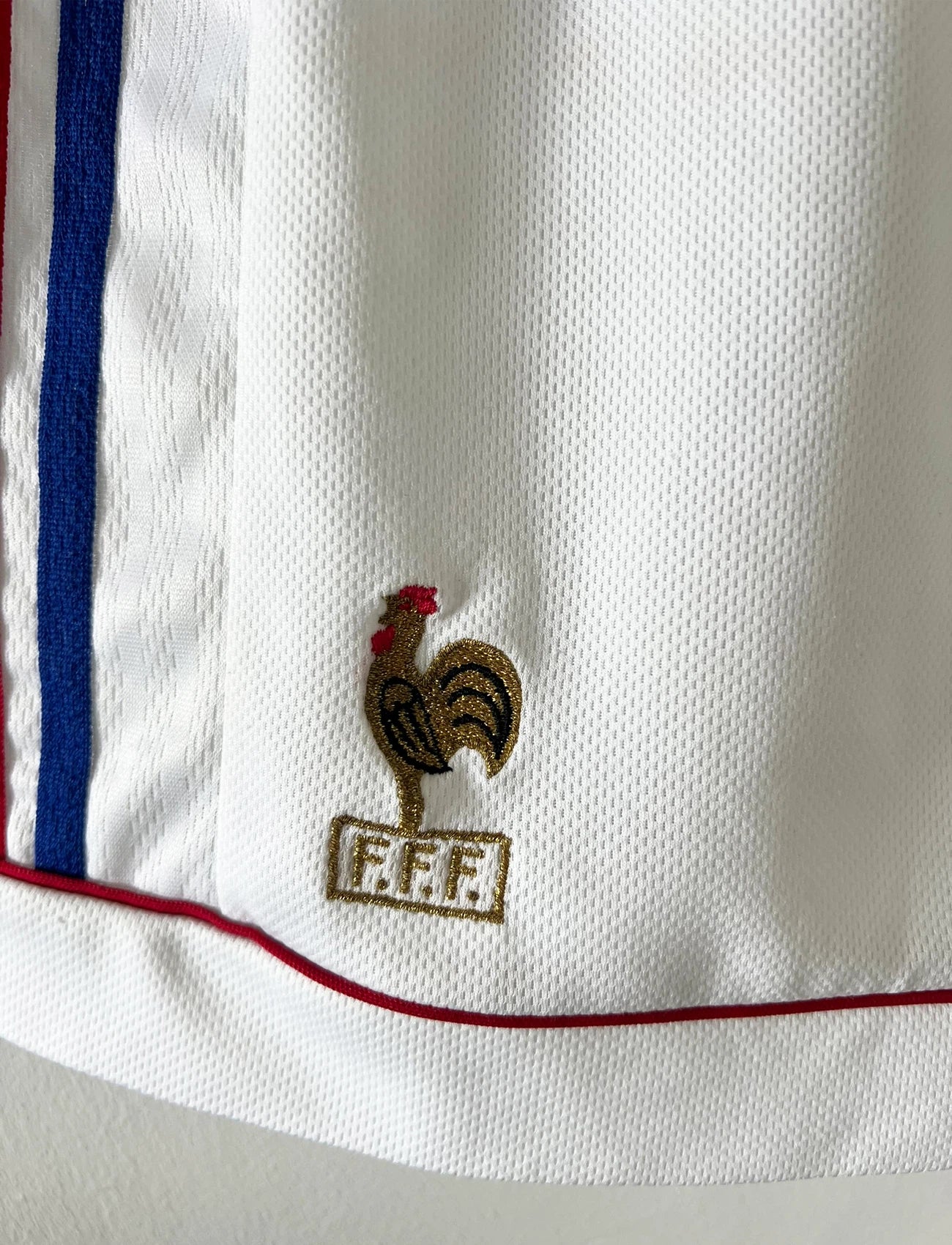 Maillot foot vintage domicile equipe de france 1998 bleu blanc et rouge. On peut retrouver l'équipementier adidas. Le maillot est floqué du numéro 10 Zinedine Zidane. Il s'agit d'un maillot authentique d'époque vendu avec son short d'époque.
