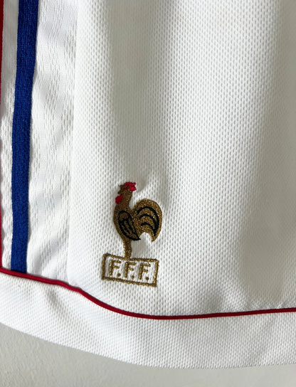 Maillot foot vintage domicile equipe de france 1998 bleu blanc et rouge. On peut retrouver l'équipementier adidas. Le maillot est floqué du numéro 10 Zinedine Zidane. Il s'agit d'un maillot authentique d'époque vendu avec son short d'époque.
